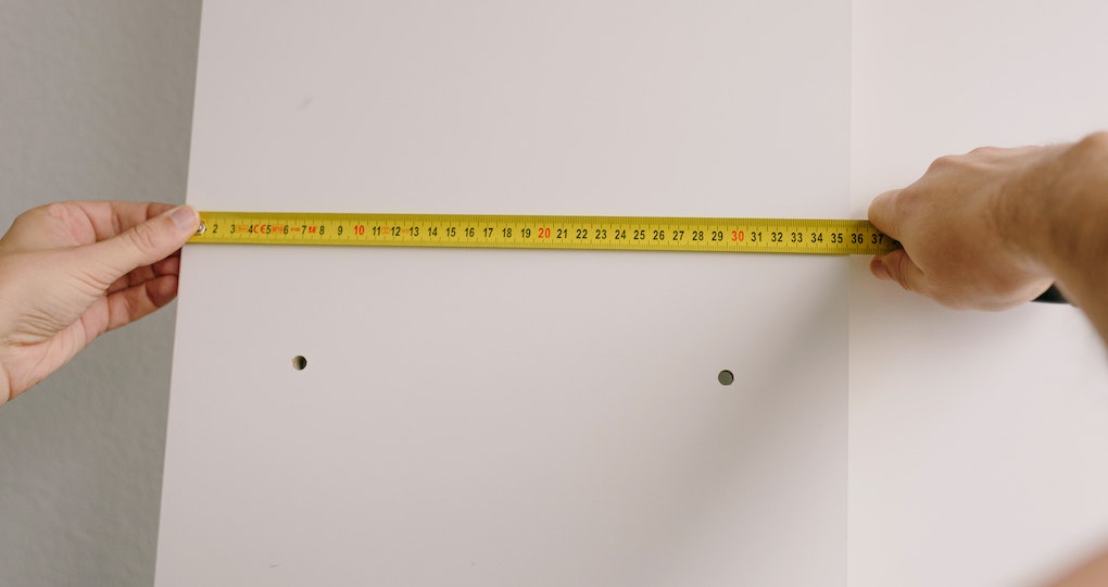 measuring wall with a tape
